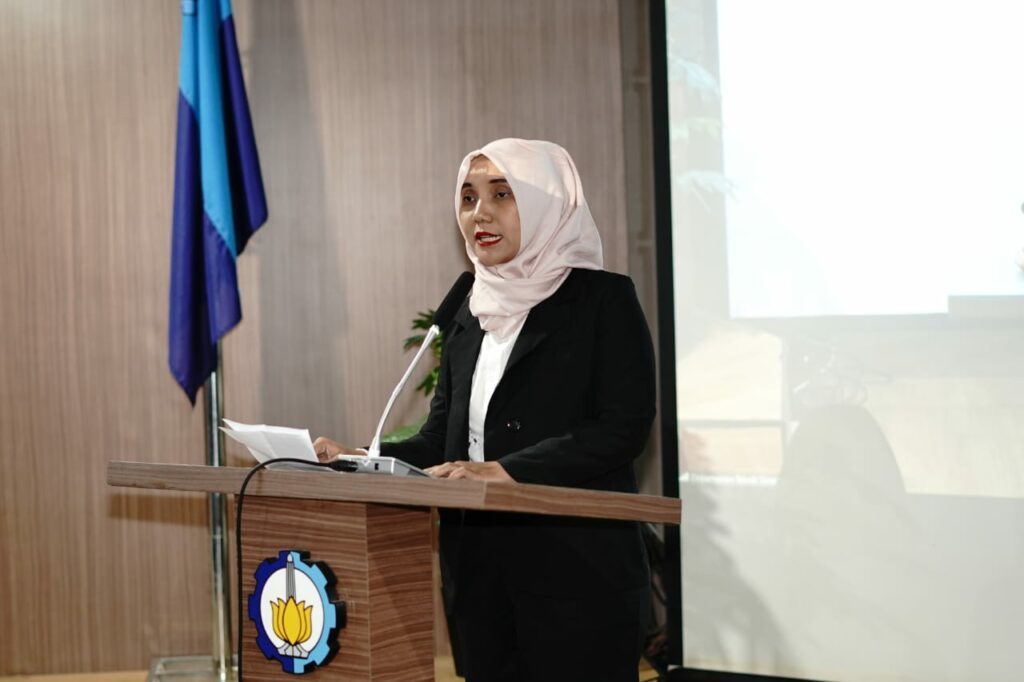 Gambar Dr Putri Amelia ST MT MEng MOS MCE ketika memaparkan inovasi