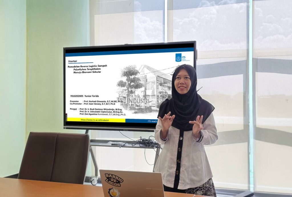 Dr Yuniar Farida ST MT saat memaparkan disertasinya dalam Sidang Promosi Doktor di Departemen Teknik Sistem dan Industri ITS