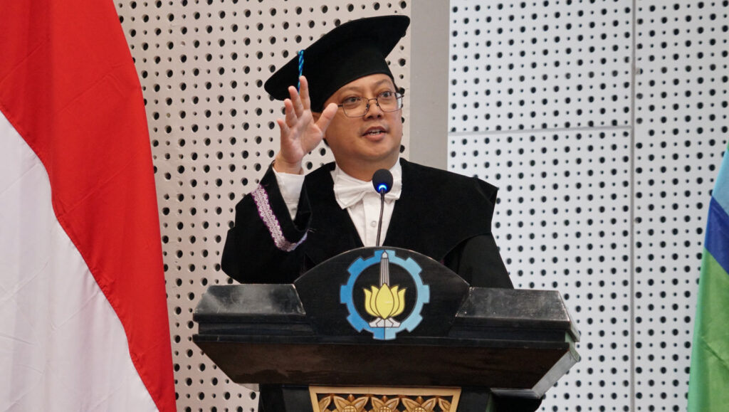 Guru Besar Departemen Teknik Elektro ITS Prof Dr Eng Rony Seto Wibowo ST MT saat menyampaikan orasi ilmiahnya pada prosesi pengukuhannya sebagai Profesor ITS