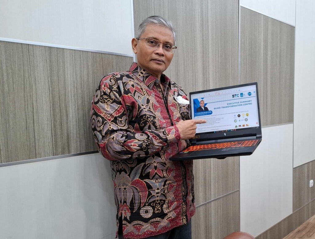 Ketua Pusat Studi Pengembangan Industri dan Kebijakan Publik (PIKP) ITS Dr Ir Arman Hakim Nasution MEng menjelaskan tentang paparannya di Board of Expertise PP IKA ITS