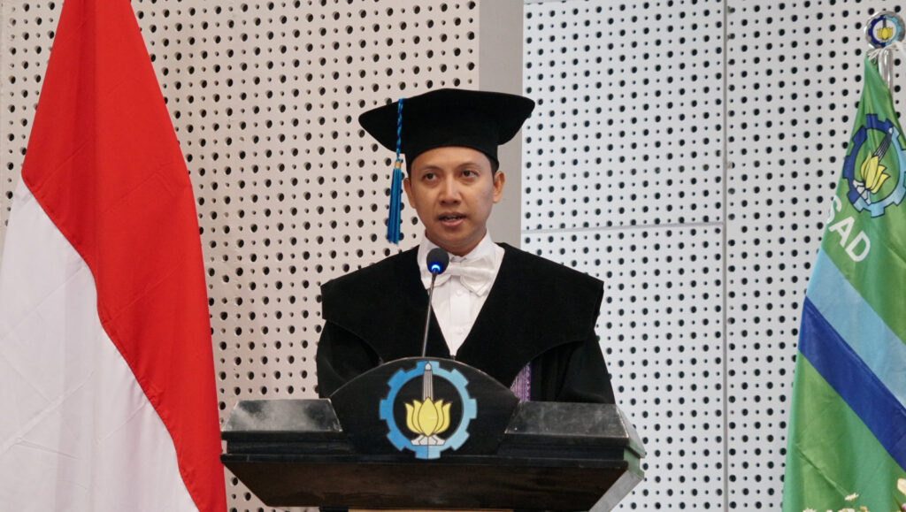 Prof Dr Nurul Jadid SSi MSc ketika memaparkan penelitiannya dalam orasi ilmiah pengukuhannya sebagai Profesor ke-217 ITS