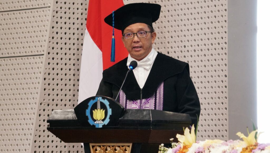Prof Ir Haryo Dwito Armono ST MEng PhD saat menyampaikan inovasinya mengenai terumbu buatan sebagai struktur pelindung pantai ramah lingkungan dalam orasi ilmiahnya