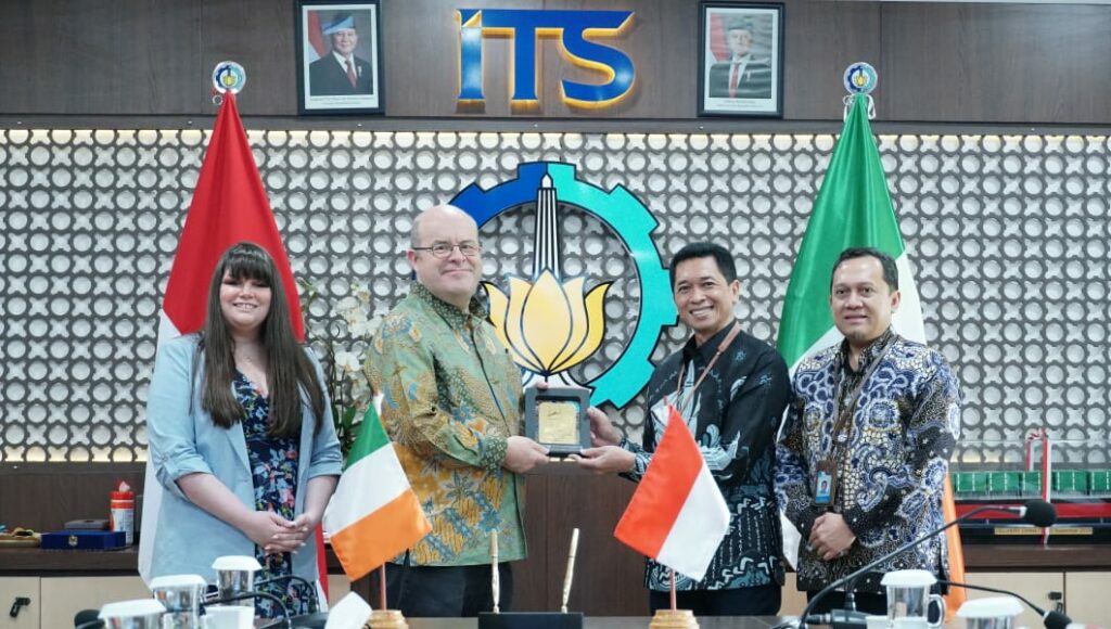 Rektor ITS Prof Ir Bambang Pramujati ST MSc Eng PhD (dua dari kanan) bersama Dubes Irlandia untuk RI Pádraig Francis (dua dari kiri) usai penandatanganan MoU dengan University of Galway, Irlandia
