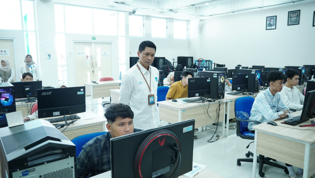 Gambar Rektor ITS saat meninjau UTBK di Departemen Desain Interior ITS