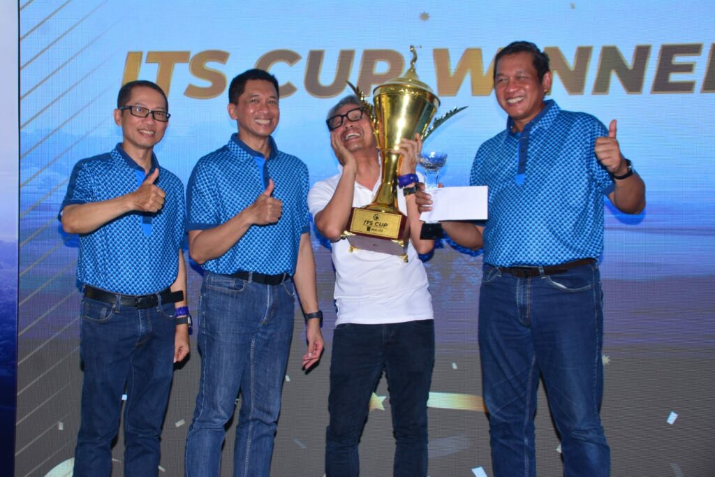 Peserta golf menyerahkan dana ke PP IKA ITS