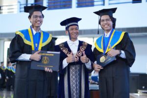 Kompak, si Kembar Rasyid dan Risyad Wisuda Bareng di ITS