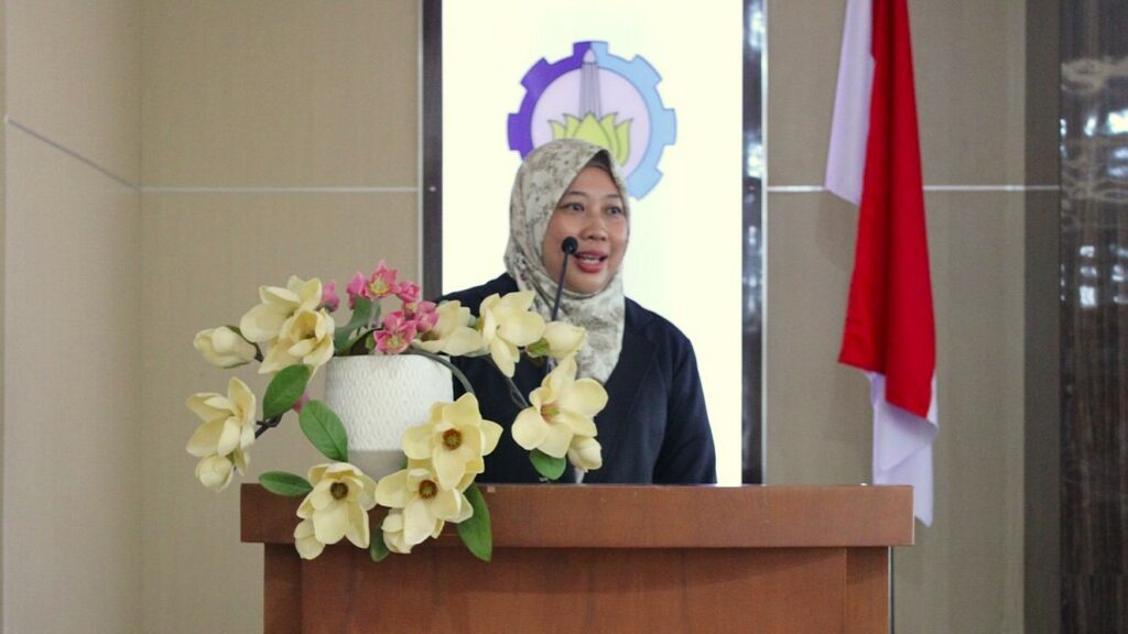 Gambar Dr Diah Risqiwati ST saat sidang terbuka