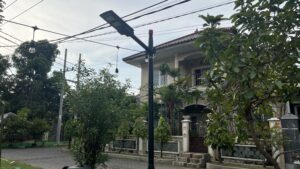 SRE ITS Sumbang Lampu Penerangan Bertenaga Surya Kepada Masyarakat