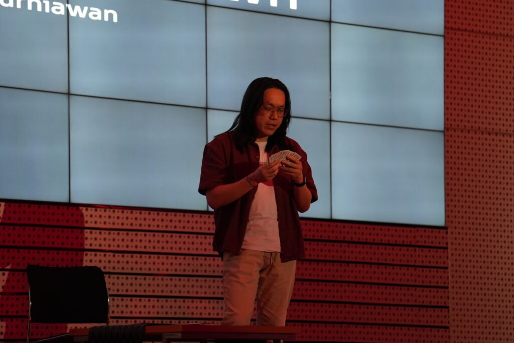 Salah satu pembicara TEDxITS 2025, dr Andreas Kurniawan SpKJ saat menyampaikan materinya
