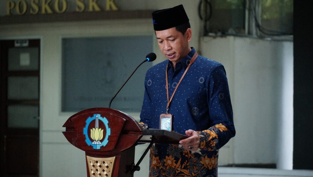 Foto Rektor ITS saat membawakan pidato Mendiktisaintek