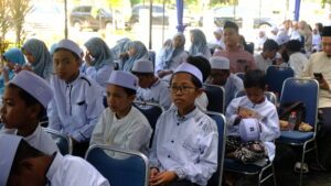 Potret anak-anak peserta kegiatan Edukasi dan Skrining Kesehatan Gigi dan Mulut ketika memperhatikan edukasi yang tengah diberikan
