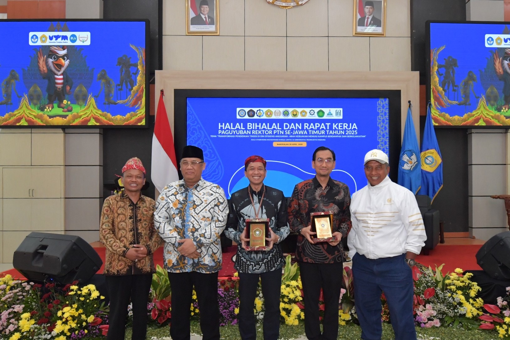 Rektor ITS Ir Bambang Pramujati ST MSc Eng PhD (tengah) bersama dengan rektor Perguruan Tinggi Negeri Jawa Timur dalam acara Halal Bihalal dan Rapat Kerja Paguyuban Rektor se-Jawa Timur 2025