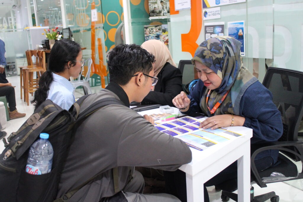 Salah satu peserta tengah mengunjugi salah satu booth di LSA 2025