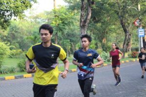 Beberapa peserta RE Run SRE ITS 2025 berlari di salah satu jalur yang disediakan