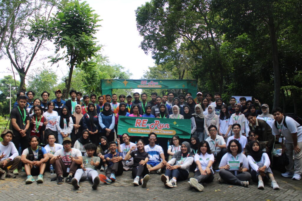 Para peserta Eco Running SRE ITS 2024 seusai kegiatan lari bersama dan talkshow