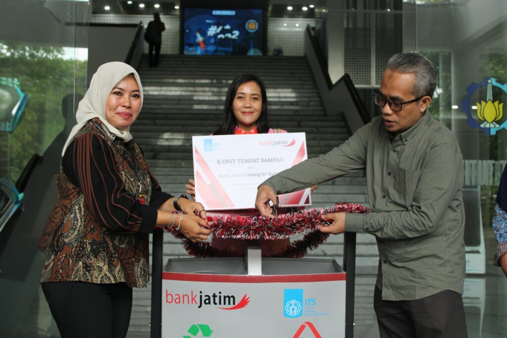 Foto Wakil Rektor II ITS Dr Machsus ST MT (kanan) saat meresmikan penyerahan unit tempat sampah terpilah dari Bank Jatim