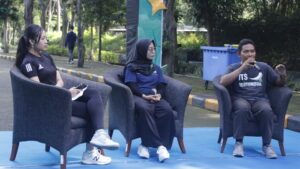 Pendiri dan Direktur Utama PT Crustea Indonesia Roikkhanatun Nafi’ah ST MT(tengah) dan Staff of SDGs Smart Eco Campus ITS Muhammad Khisamudin(kanan) saat menjadi pembicara