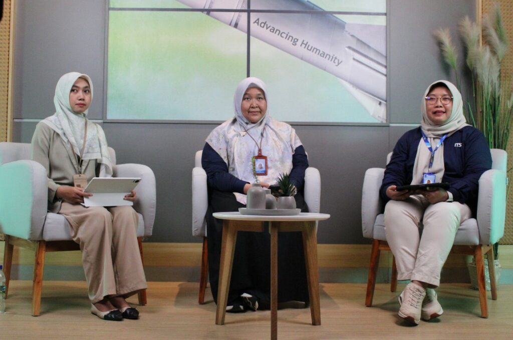 (dari kiri) Moderator acara Fifa Pransiska Indra Loseta, Direktur Pendidikan Sarjana dan Pascasarjana ITS Prof DrEng Chastine Fatichah SKom MKom, Kepala Subdirektorat Admisi dan Promosi ITS Nani Kurniati ST MT PhD saat sosialisasi jalur baru SMITS untuk calon maba ITS 2025