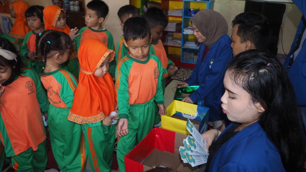 Para siswa TK Tunas Nusantara Madiun saat mempraktikan hasil edukasi pemilahan sampah yang diberikan tim KKN Abmas ITS