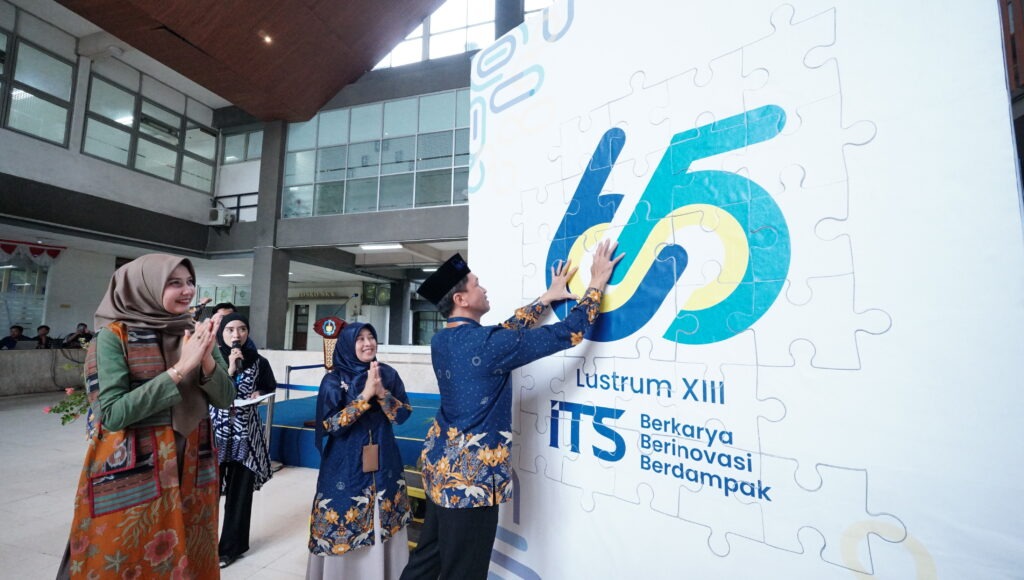 Gambar Pemasangan keping terakhir susun suai Logo Dies Natalis ke-65 ITS oleh Rektor ITS Prof Ir Bambang Pramujati ST MScEng PhD