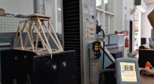 Pengujian jembatan di lab. beton material maju Teknik Sipil ITS