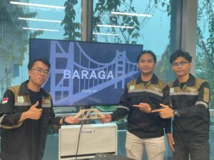 Tim Baraga bersama jembatan buatannya setelah dilakukan pengujian