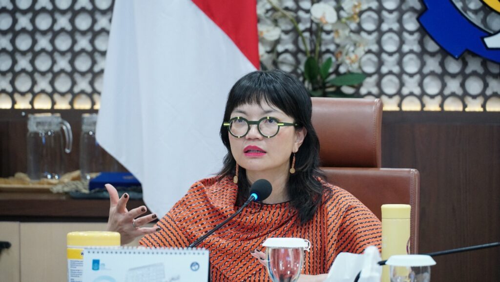 Wakil Menteri Pendidikan Tinggi, Sains, dan Teknologi (Diktisaintek) RI Prof Stella Christie PhD saat memberikan tanggapan terhadap paparan berbagai inovasi ITS dalam diskusi bersama para pimpinan ITS di Gedung Rektorat ITS