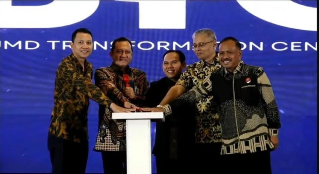 Wakil Rektor IV ITS Prof Agus Muhamad Hatta ST MSi PhD (dua dari kiri), Founder BTC Dr Ir Arman Hakim Nasution MEng (dua dari kanan), dan para pejabat terkait lainnya saat peresmian BTC di Jakarta