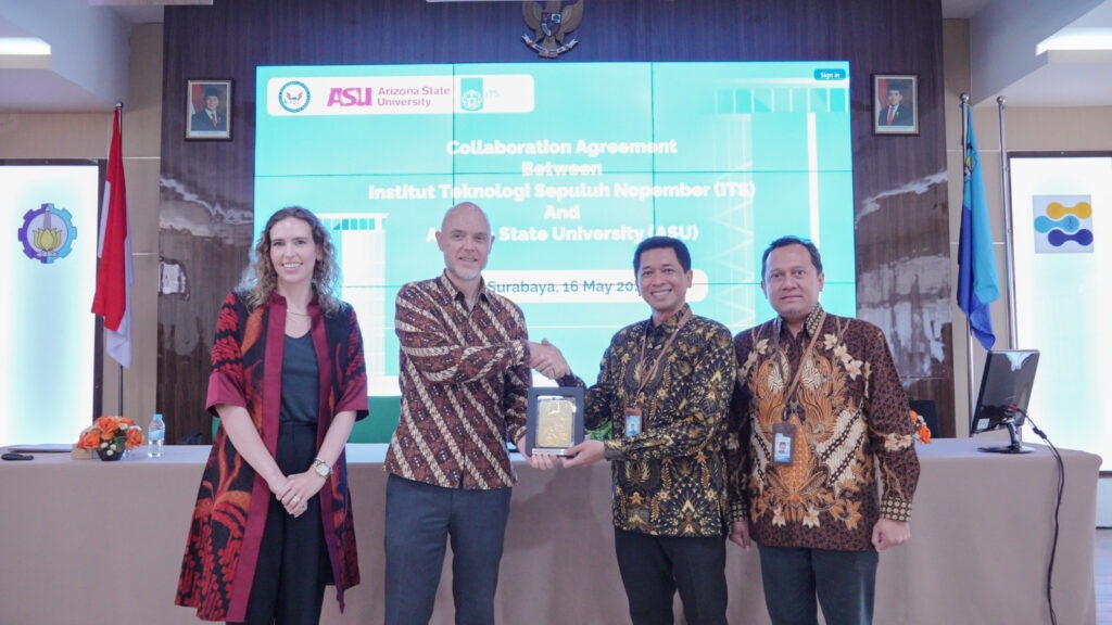 (tengah dari kiri) Konsulat Jenderal AS di Surabaya Chris Green dan Rektor ITS Prof Ir Bambang Pramujati ST MSc Eng PhD usai penandatangan MoU