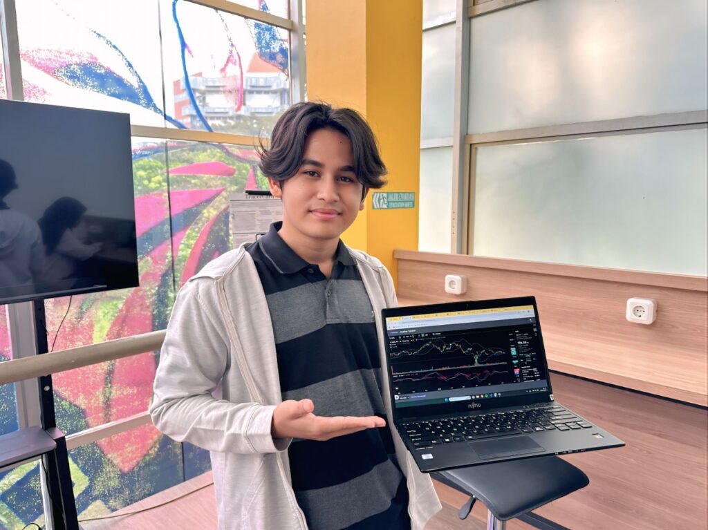 CEO Nova Capital Aldiez Rizkia Centrinova, mahasiswa Prodi Inovasi Digital Departemen Sistem Informasi ITS menunjukkan cara kerja prediksi harga saham dalam aplikasi Nova Capital