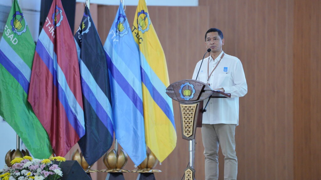 Gambar Rektor ITS Prof Ir Bambang Pramujati ST MScEng PhD ketika menyampaikan komitmen ITS pada keikutsertaan dalam program Transmigrasi Patriot di Kuliah Tamu Menteri Transmigrasi di Grha Sepuluh Nopember ITS
