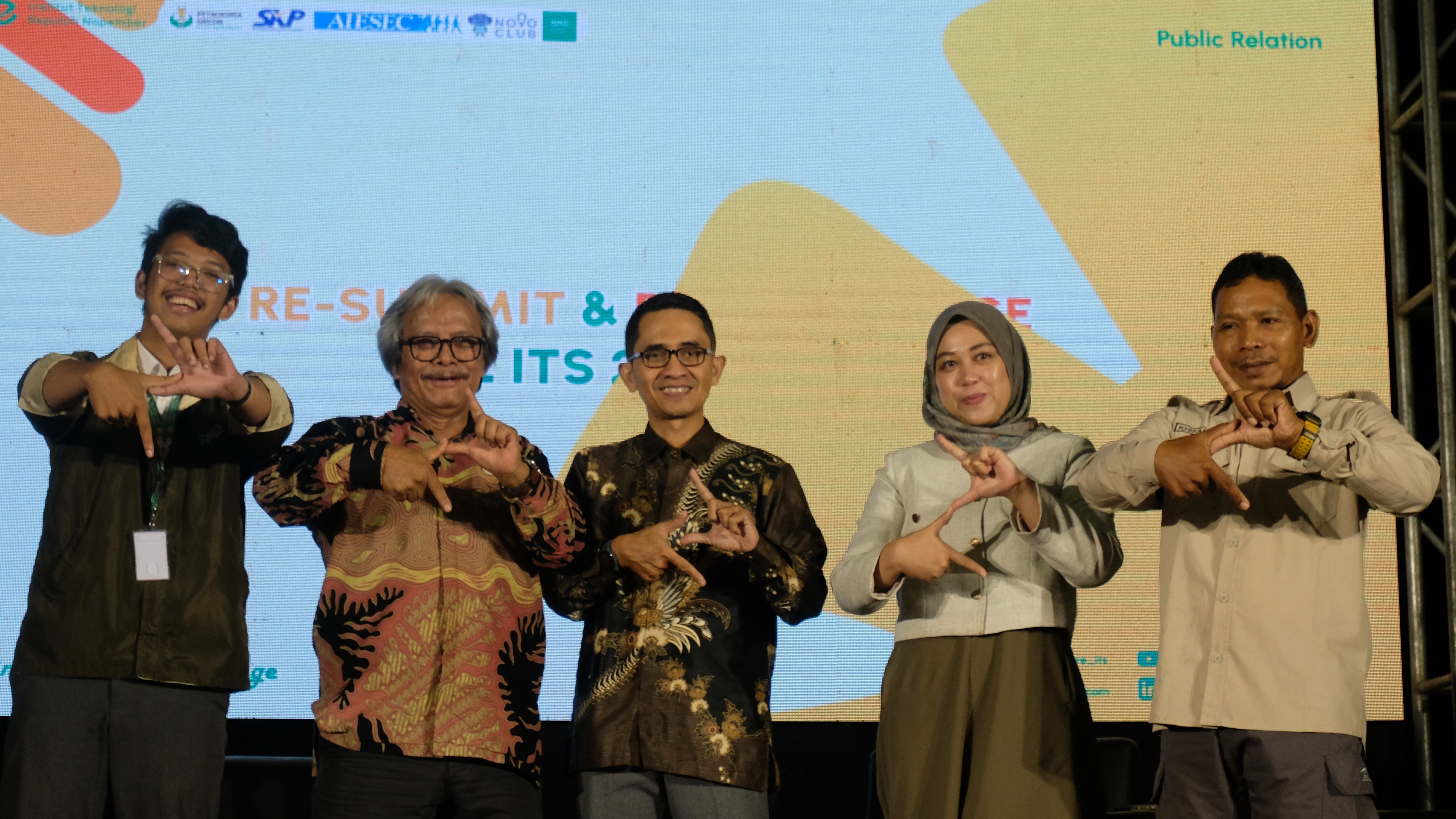(dari kiri) I Putu Evan Priya Saguna, Dr Ir Agus Puji Prasetyono MEng IPU AER APEC Eng, Hary Nugroho ST, Rachma Fitriani ST MT, dan Staf Unit SDGs Smart Eco Campus ITS Muhammad Khisamudin dalam sesi foto bersama dalam kegiatan Re-Summit
