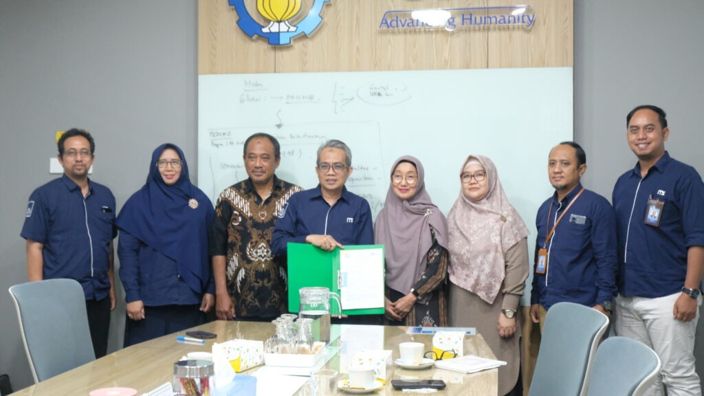 Perwakilan IKOMA ITS (empat dari kanan) saat mneyerahkan hibah sejumlah alat kebersihan kepada Wakil Rektor II (lima dari kanan) dan Biro Manajemen Aset ITS