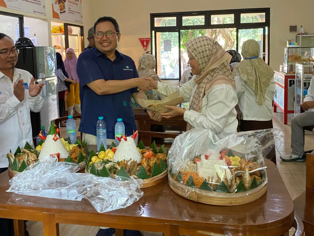 Suasana saat groundbreaking bersama Ketua Pelaksana Pembangunan DTK ITS (kiri) dan Kepala Departemen Teknik Kimia ITS (kanan) di DTK ITS