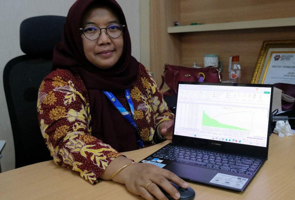 Kepala Subdirektorat Admisi dan Promosi ITS Nani Kurniati ST MT PhD saat menunjukkan grafik peminat pada SMITS ACE tahun 2025 di ITS