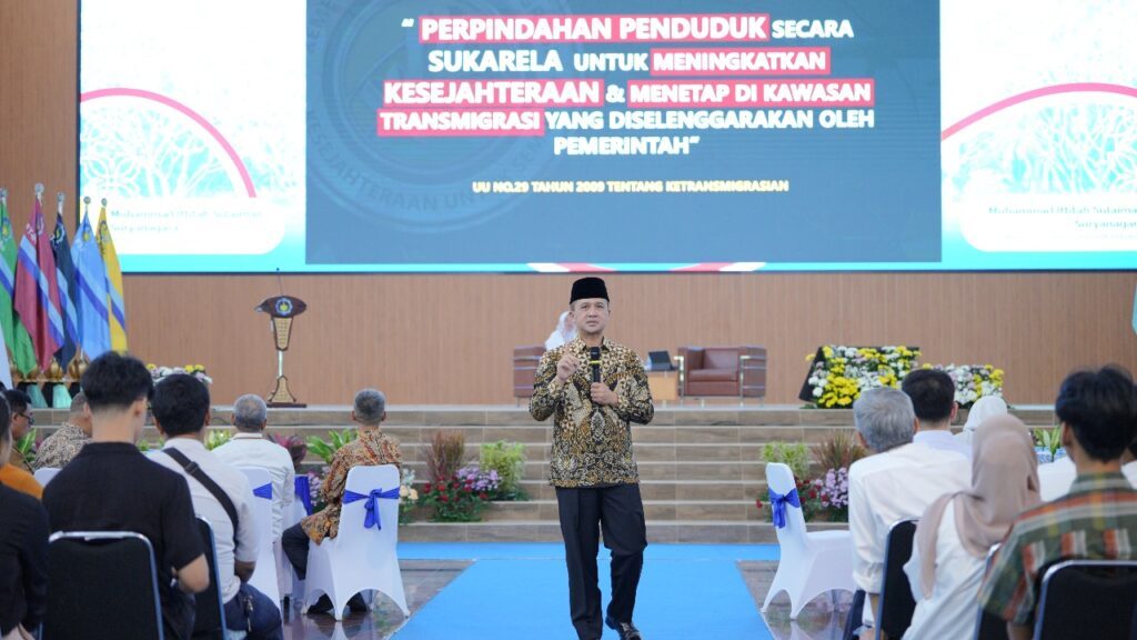 Menteri Transmigrasi RI Muhammad Iftitah Sulaiman Suryanagara saat memberikan kuliah tamu sekaligus menyosialisasikan Program Transmigrasi Patriot di hadapan sivitas akademika ITS di Grha Sepuluh Nopember ITS