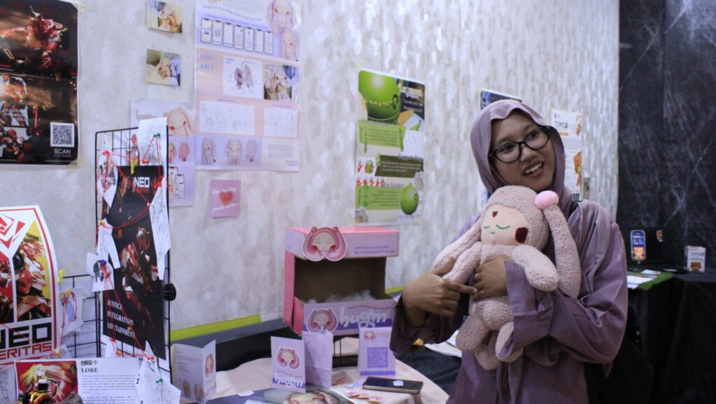 Pengunjung Despro Week 5.0 yang tengah menggunakan produk Hugm dari mahasiswa Despro ITS