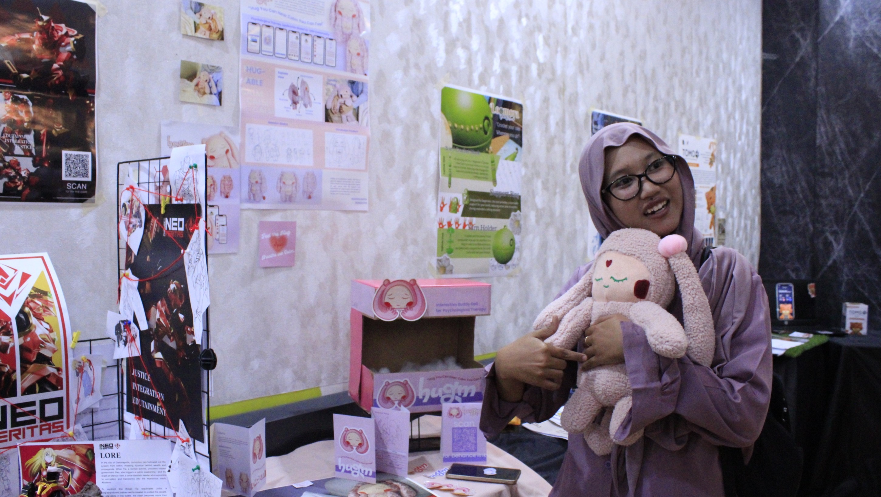 Pengunjung Despro Week 5.0 yang tengah menggunakan produk Hugm dari mahasiswa Despro ITS