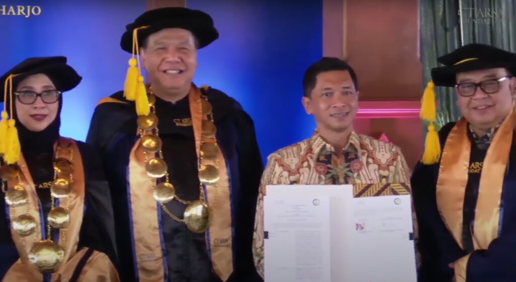 Rektor ITS Prof Ir Bambang Pramujati ST MSc Eng PhD (dua dari kanan) bersama para pimpinan SMA Unggulan CT Arsa Foundation setelah menandatangani MoU