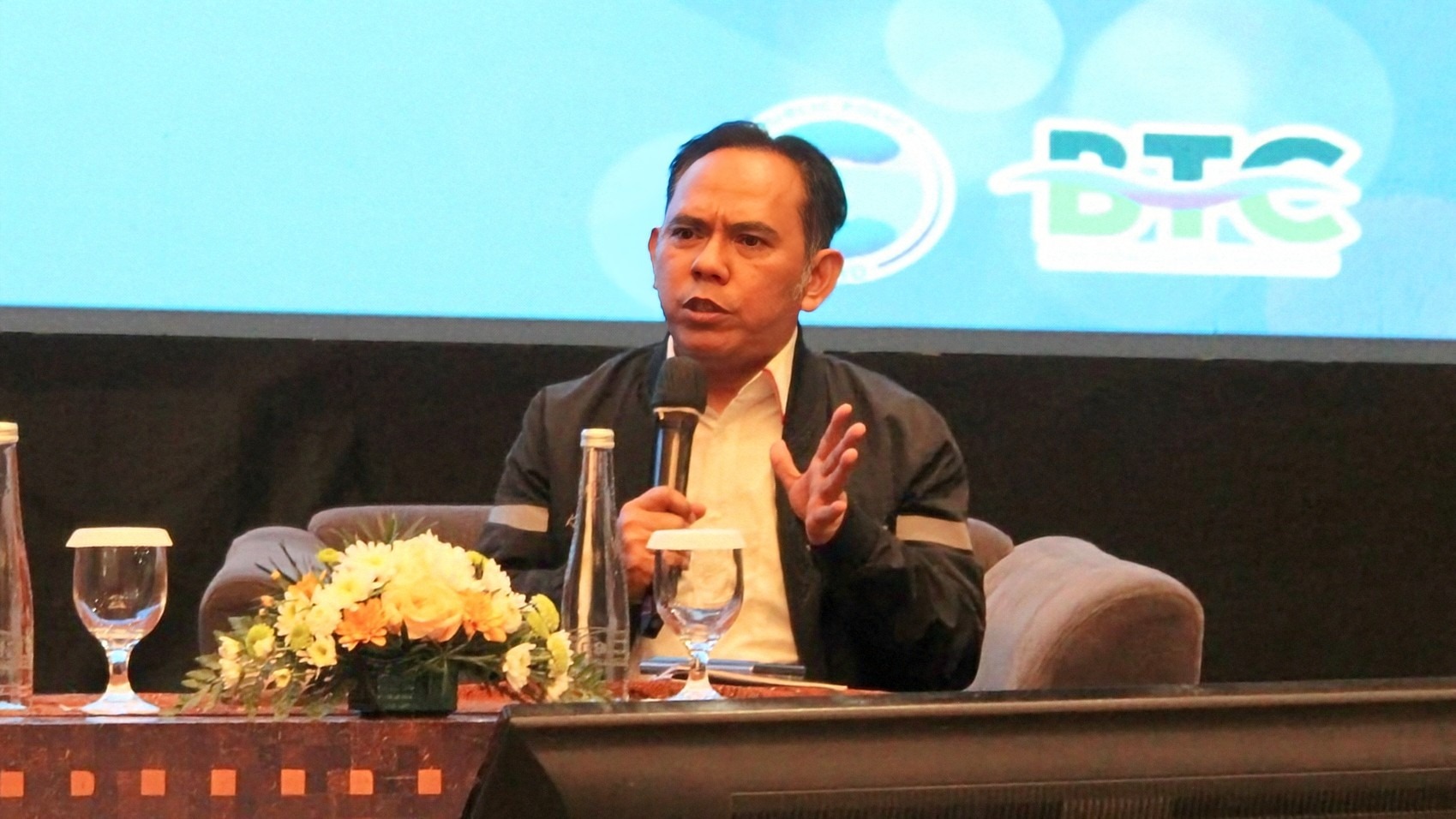 Gambar Praktisi BUMD Dr Dr Ir H Ady Setiawan SH MH MM MT PIA IPM Asean Eng Clc saat memaparkan transformasi konsep Danantara sebagai financial engineering di sektor BUMD