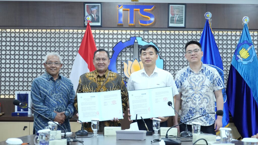 (dari kiri) Rektor ITS periode 2007 - 2011 Prof Ir Priyo Suprobo MSc PhD, Wakil Rektor IV ITS Prof Ir Agus Muhamad Hatta ST MSi PhD, Wakil Manajer Umum Eksekutif Divisi Bisnis Internasional Liuzhou OVM Machinery Co. Ltd Hou Gang, dan Direktur PT OVM Prestressing Technology Indonesia Mo Fan usai penandatanganan MoU di ITS