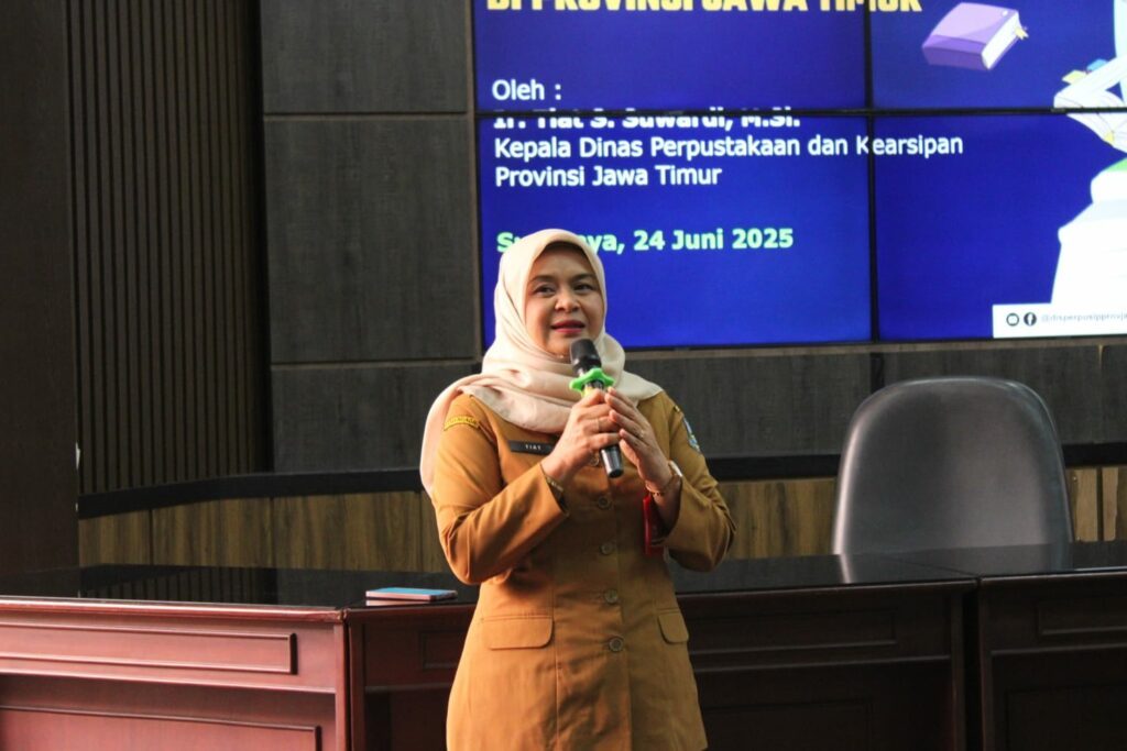 Kepala Dinas Perpustakaan dan Kearsipan Provinsi Jawa Timur Ir Tiat S Suwardi MSi saat menyampaikan pentingnya peran mahasiswa dalam menyebarkan semangat literasi