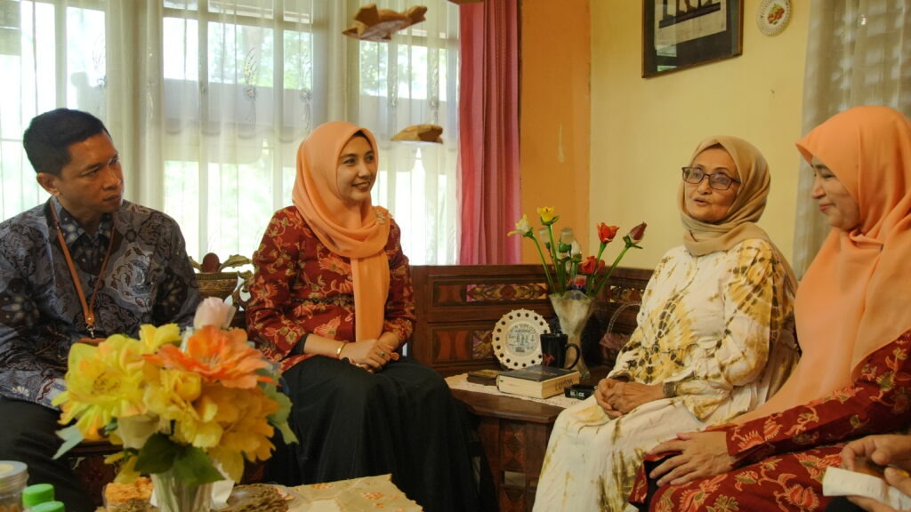 Rektor ITS Prof Ir Bambang Pramujati ST MSc Eng PhD IPU AEng dan Ketua DWP Galih Kanestri (dua dari kiri) saat bersilaturahmi pada salah satu purnatugas Kepala Unit Pelaksana Teknis (UPT) Bahasa ITS Lubna Algadrie, Rabu (9/7)
