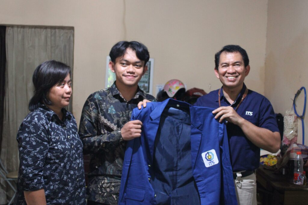 Evandra Raditya Fauzan (tengah) dan sang ibu (kiri) secara simbolis menerima jas almamater ITS dari Kepala Departemen Teknologi Informasi ITS Dr techn Ir Raden Venantius Hari Ginardi MSc
