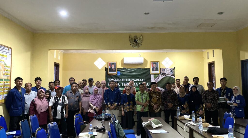 Foto bersama tim KKN ITS dan DLH Bangkalan