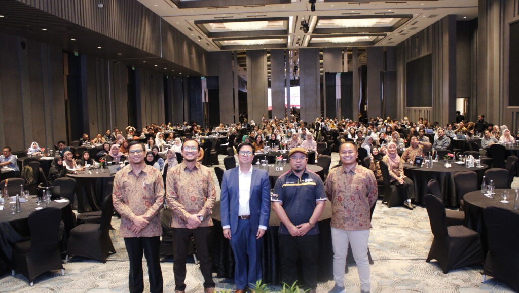 (dari kiri) Prof Lalu Muhamad Jaelani ST MSc PhD, Danar Guruh Pratomo ST MT PhD, Prof Ariel C. Blanco, Prof Abdul Rauf Abdul Rasam,Dr Muhammad Aldila Syariz ST MS PhD Bersama peserta GeoICON 2025