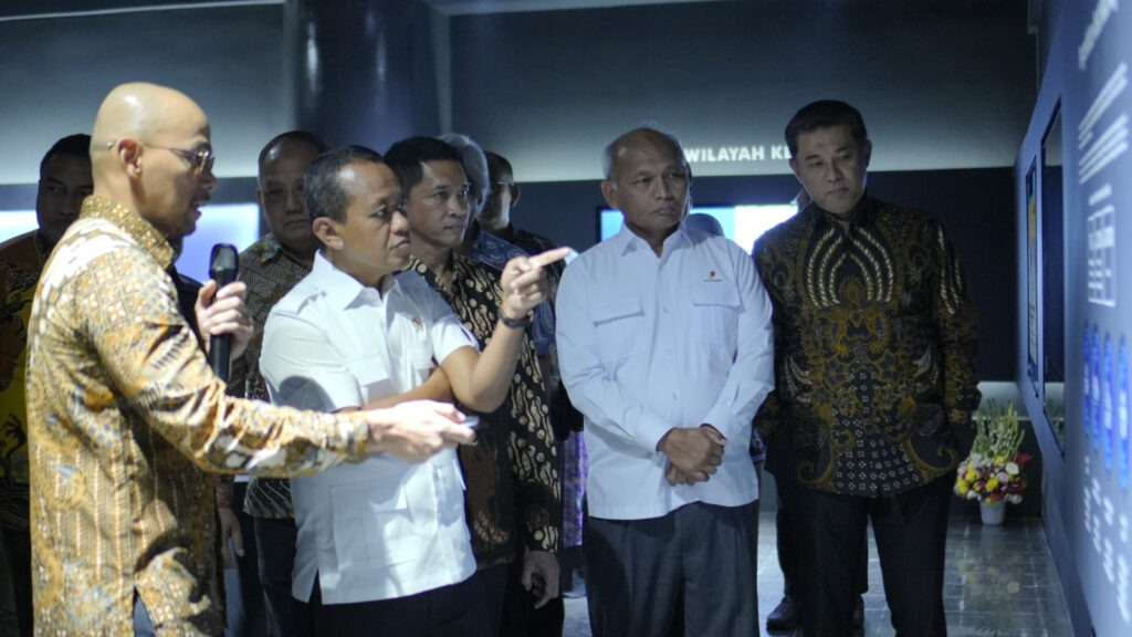 Menteri ESDM Bahlil Lahadalia bersama Rektor ITS Prof Ir Bambang Pramujati ST MScEng PhD saat mengunjungi konten edukatif Migas Corner ITS yang dikonsep dalam metaverse