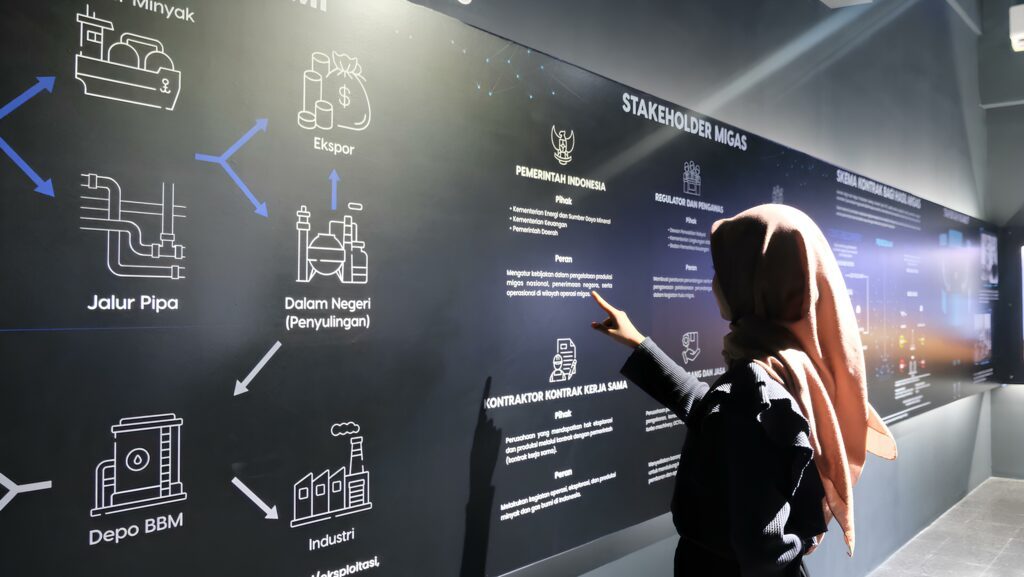 Salah satu pengunjung saat mengunjungi showcase informasi tata kelola hulu migas di Migas Corner ITS