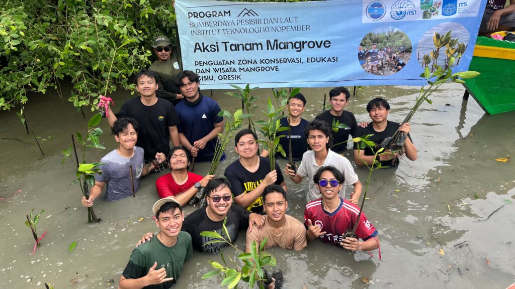 Gambar beberapa mahasiswa mata kuliah Sumber Daya Pesisir dan Laut lakukan aksi tanam mangrove