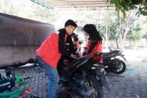 Menebar Kebermanfaatan, LBMM ITS Gelar Servis Motor Gratis